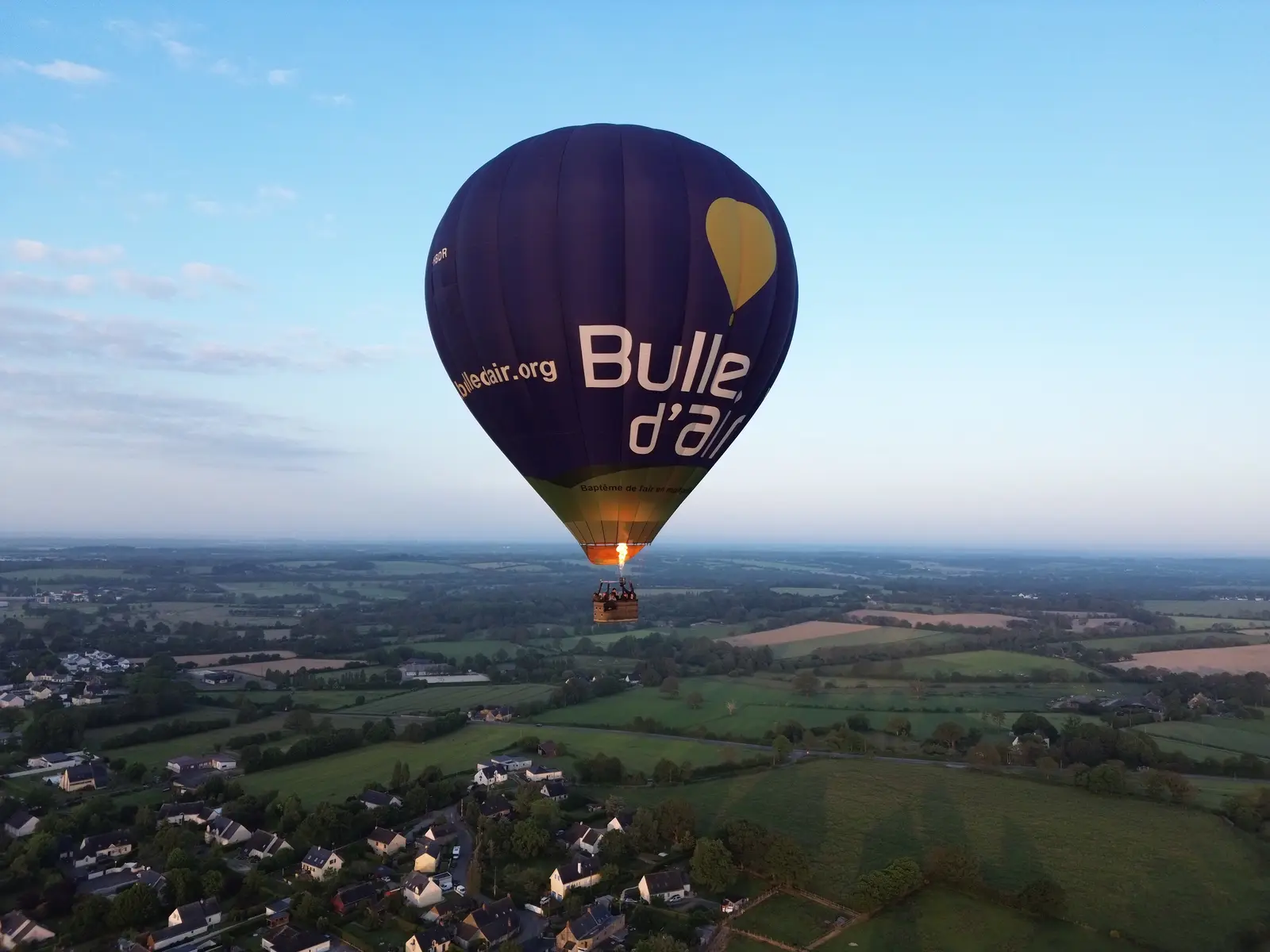 Montgolfière Bulle d'air au-dessus d'un village