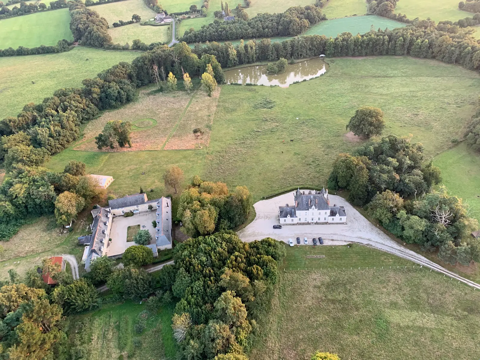 Château survolé en montgolfière